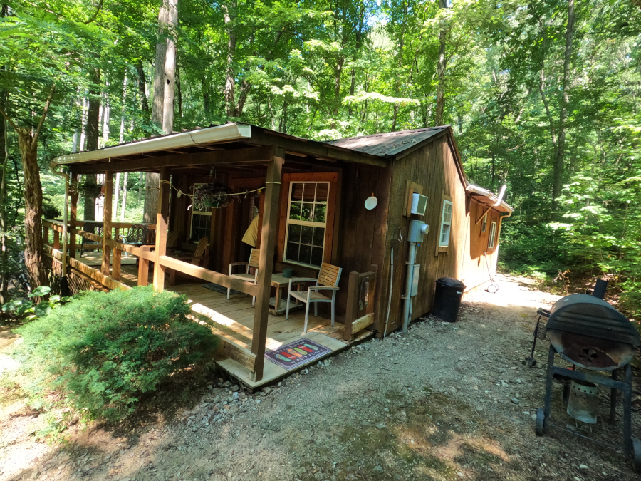 Eagle's Nest Cabin:Porch and grill